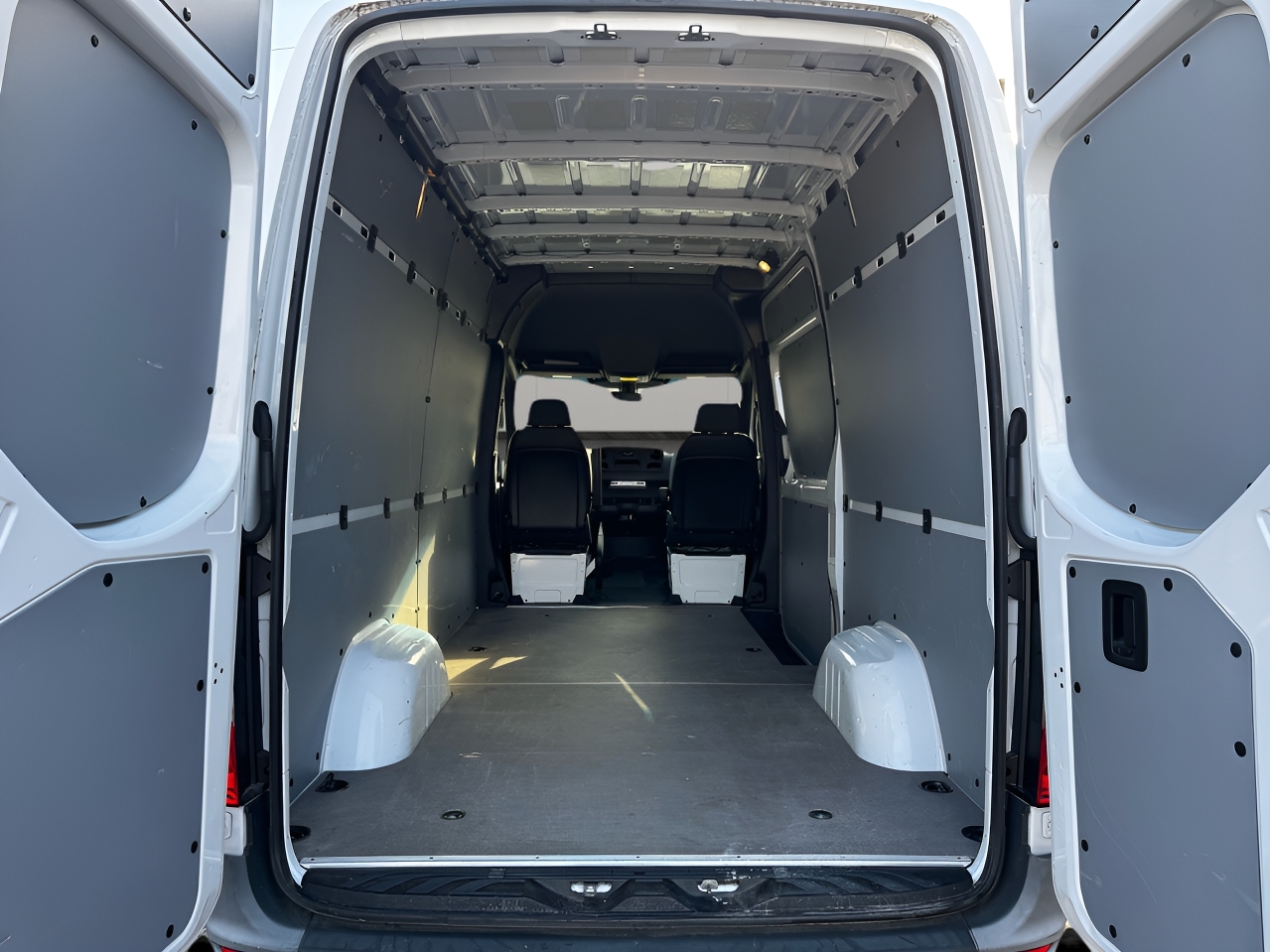 Mercedes-Benz Sprinter Cargo Van 2500 Standard Roof I4 144" RWD 2021