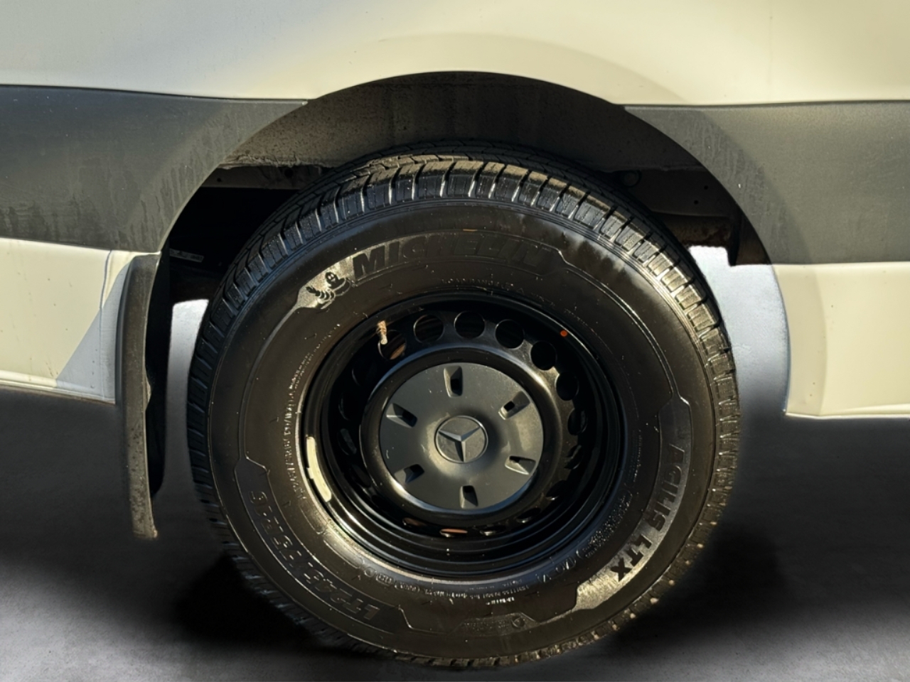 Mercedes-Benz Sprinter Cargo Van 2500 Standard Roof I4 144" RWD 2021