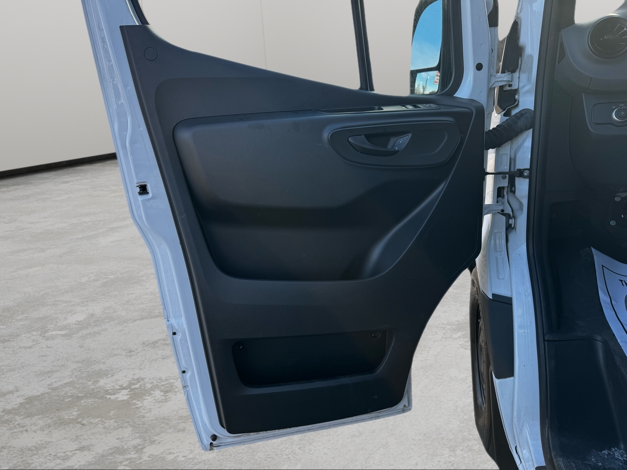 Mercedes-Benz Sprinter Cargo Van 2500 Standard Roof I4 144" RWD 2021