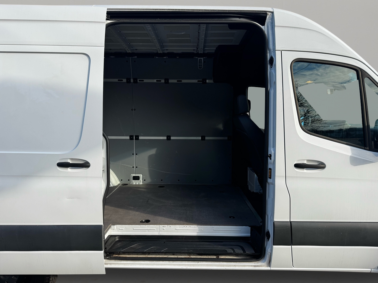 Mercedes-Benz Sprinter Cargo Van 2500 Standard Roof I4 144" RWD 2021