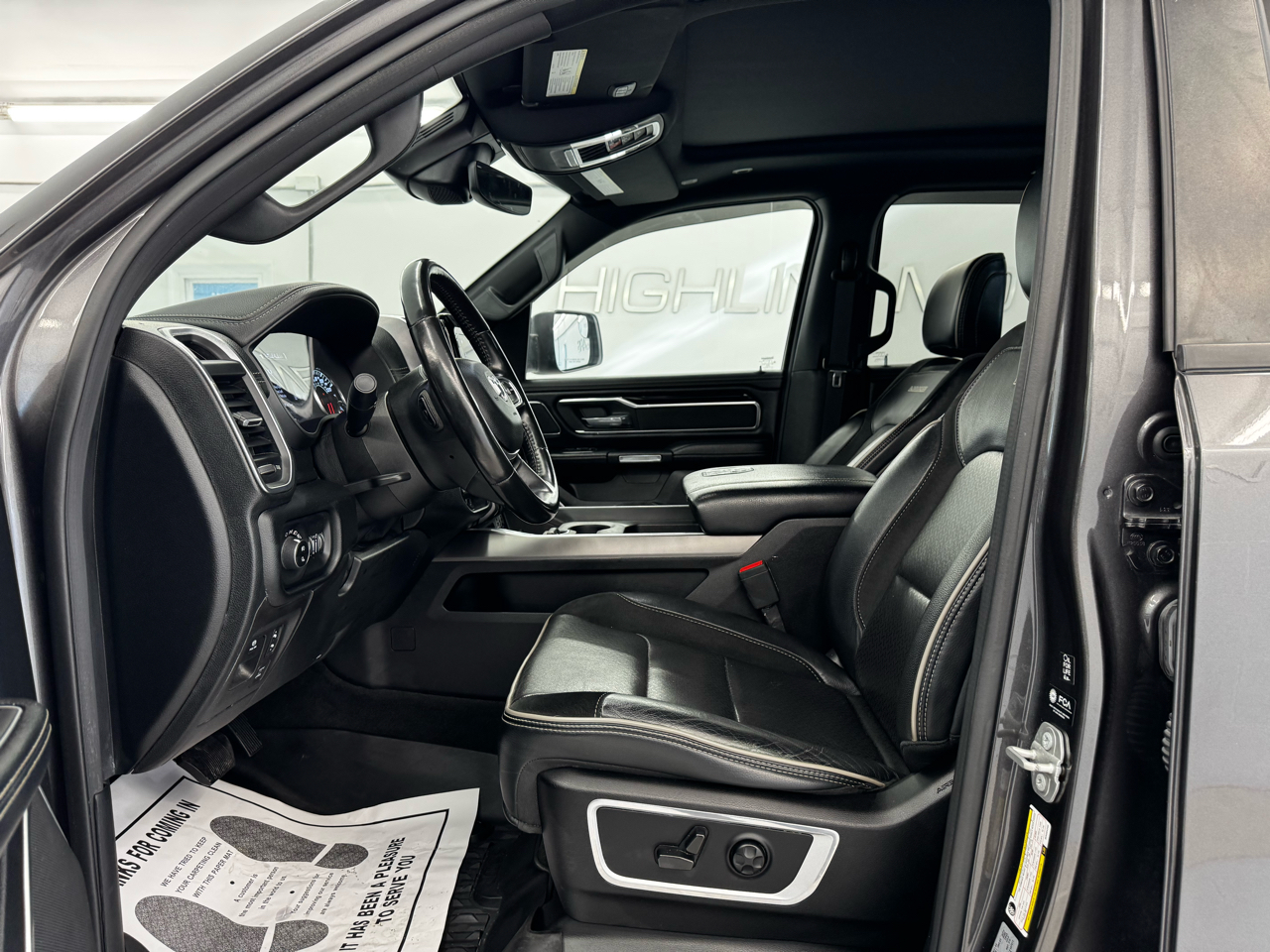 RAM 1500 Laramie 4x4 Crew Cab 5'7" Box 2021