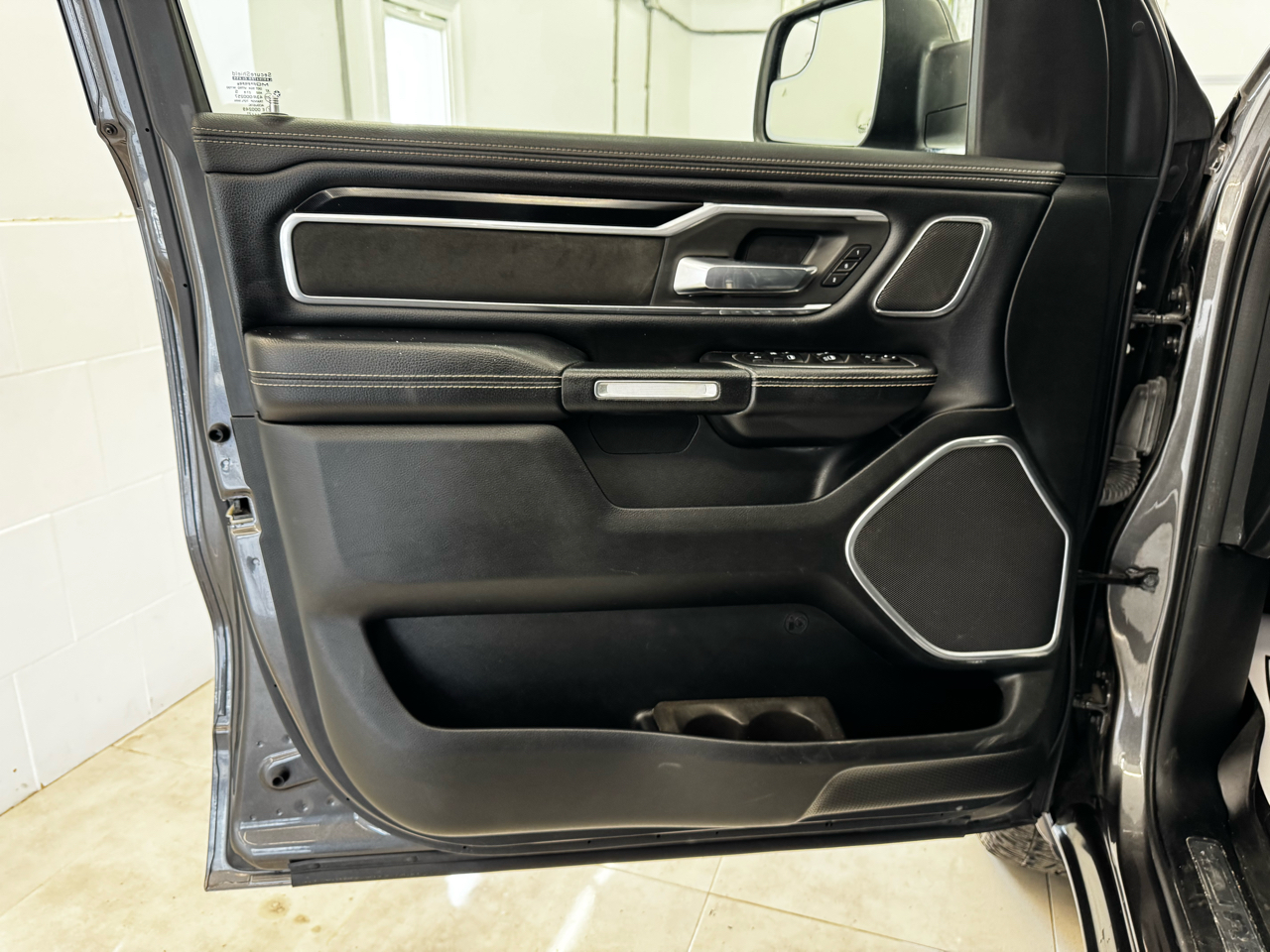 RAM 1500 Laramie 4x4 Crew Cab 5'7" Box 2021