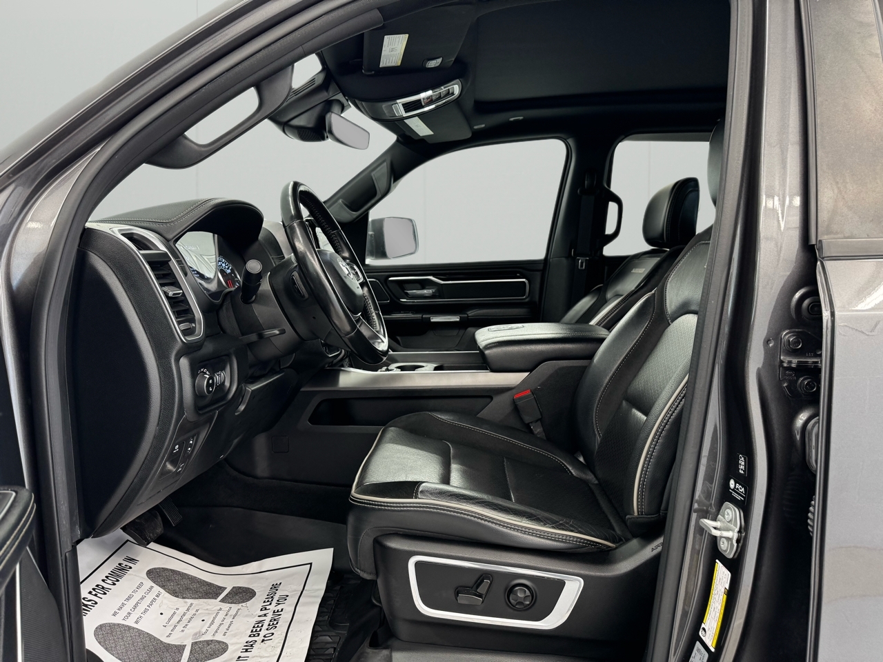 RAM 1500 Laramie 4x4 Crew Cab 5'7" Box 2021