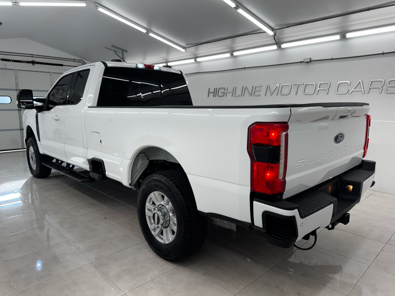 Ford Super Duty F-350 SRW Lariat 4WD SuperCab 8' Box 2023