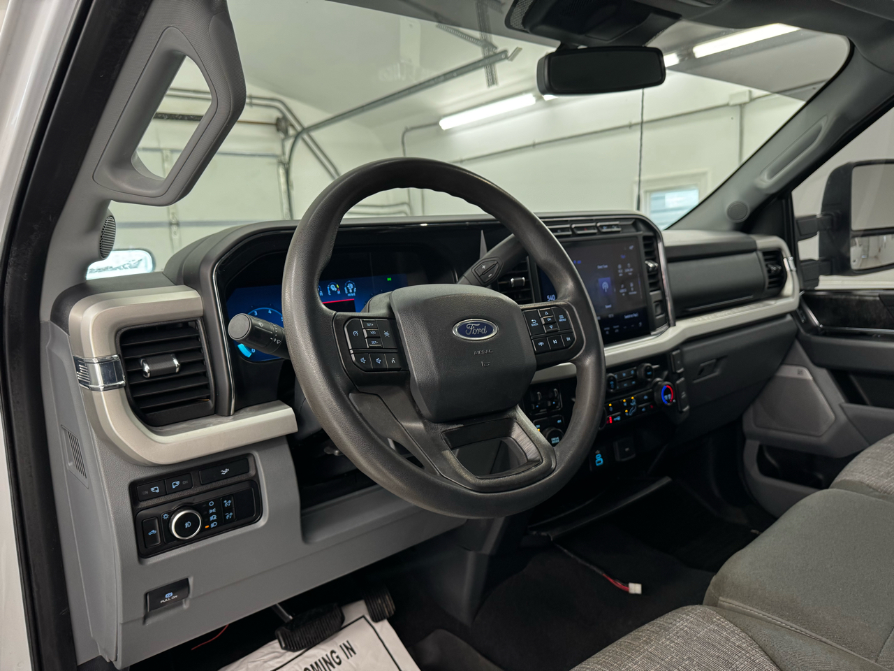 Ford Super Duty F-350 SRW Lariat 4WD SuperCab 8' Box 2023