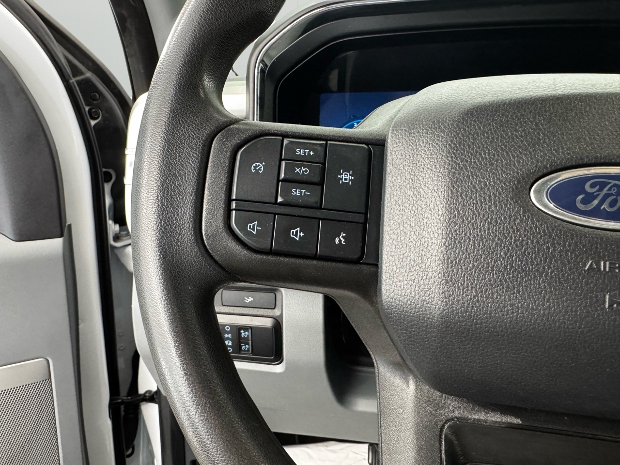 Ford Super Duty F-350 SRW XLT 4WD SuperCab 8' Box 2023