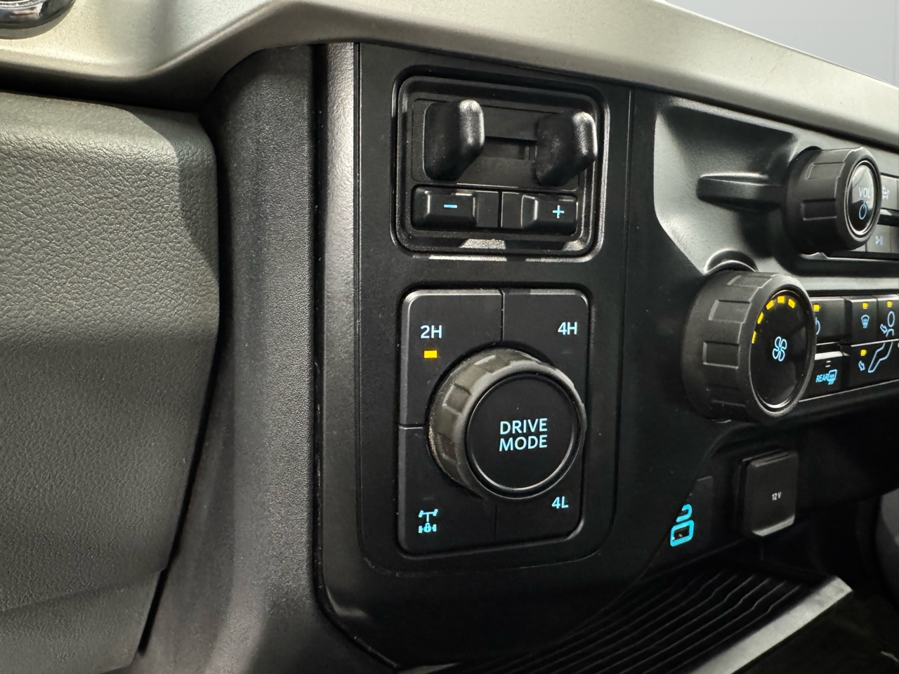 Ford Super Duty F-350 SRW XLT 4WD SuperCab 8' Box 2023