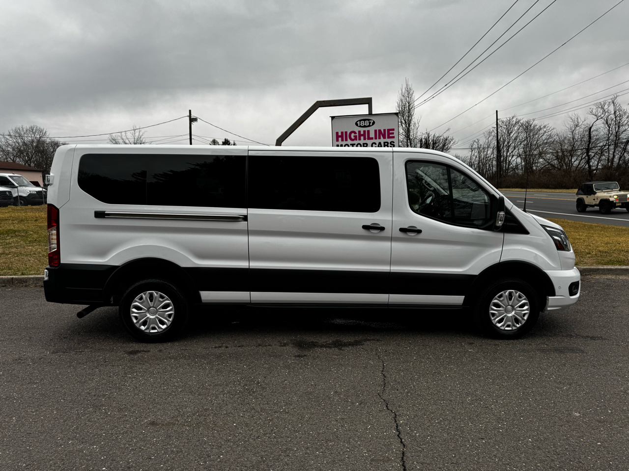 Ford Transit Passenger Wagon T-350 148" Low Roof XLT RWD 2023