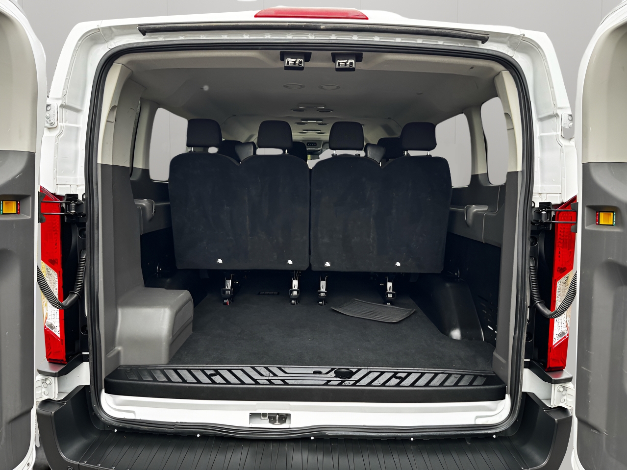 Ford Transit Passenger Wagon T-350 148" Low Roof XLT RWD 2023