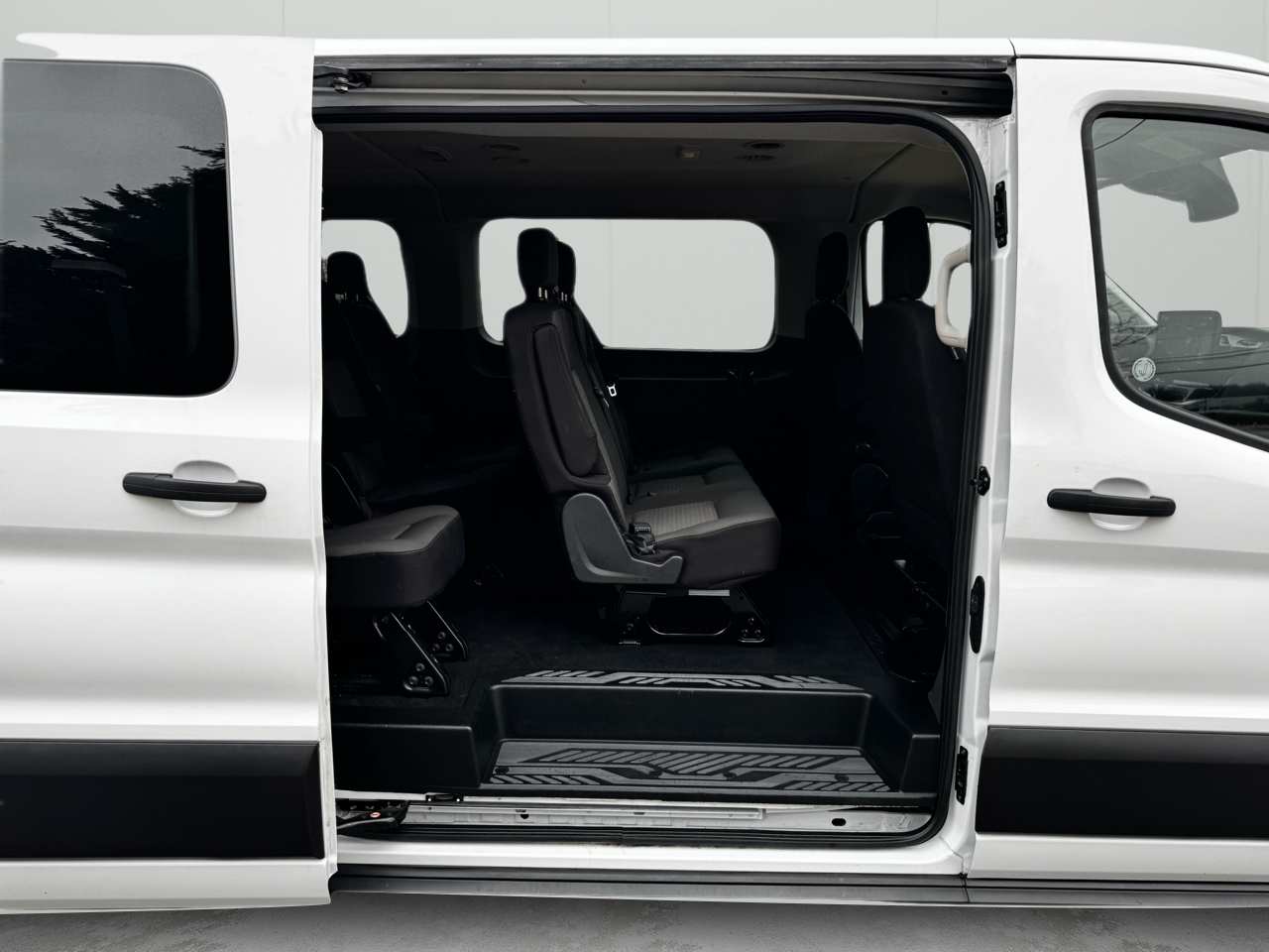 Ford Transit Passenger Wagon T-350 148" Low Roof XLT RWD 2023