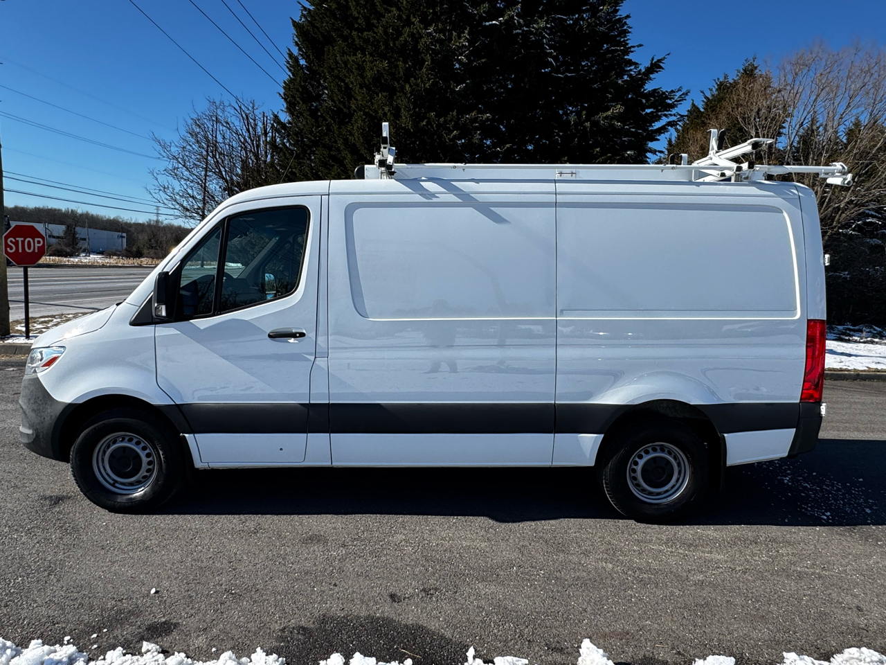 Mercedes-Benz Sprinter Cargo Van 1500 Standard Roof I4 144" RWD 2021