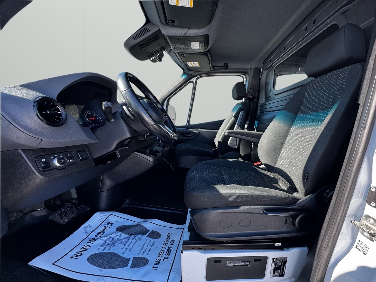 Mercedes-Benz Sprinter Cargo Van 1500 Standard Roof I4 144" RWD 2021