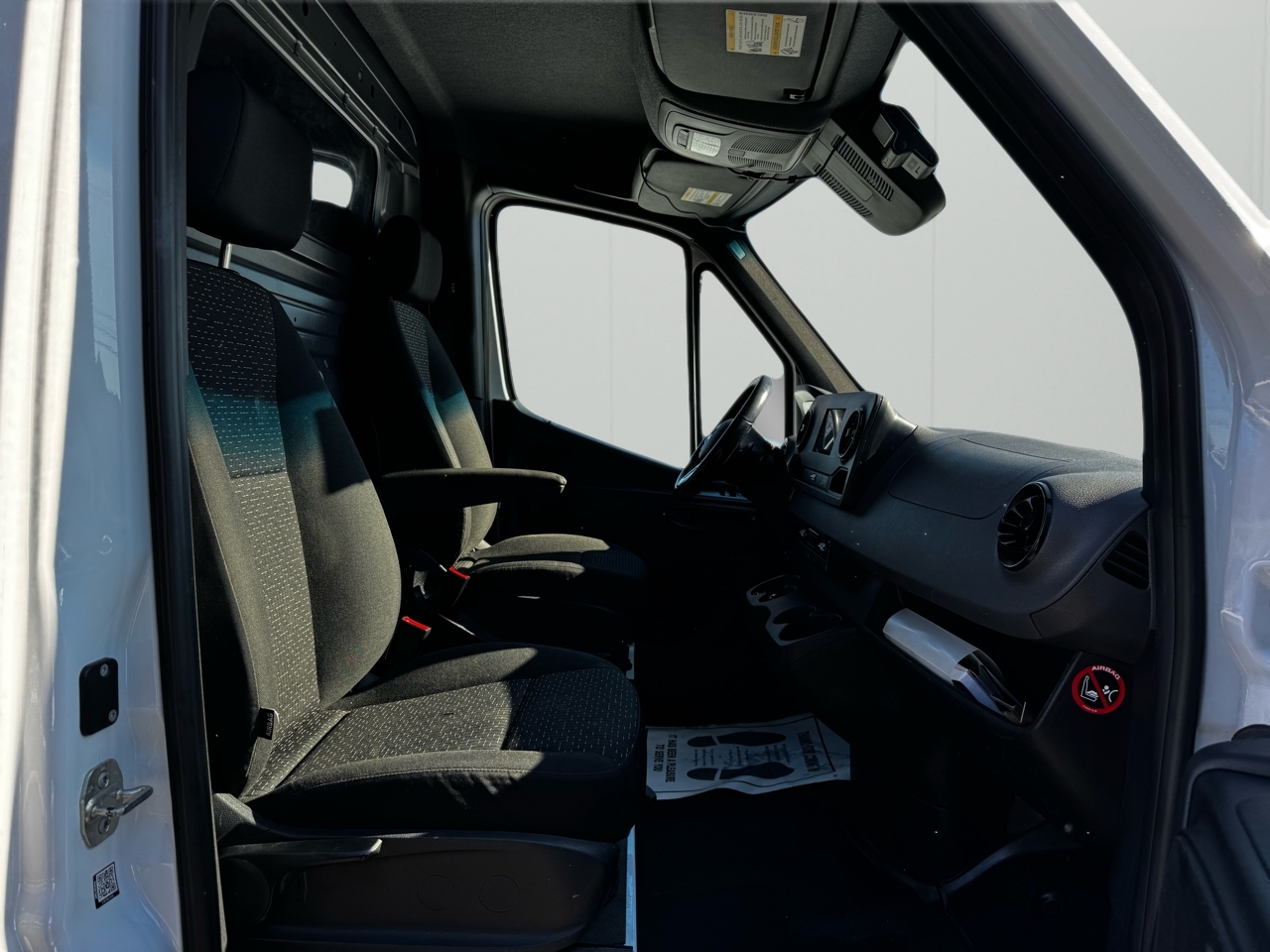 Mercedes-Benz Sprinter Cargo Van 1500 Standard Roof I4 144" RWD 2021