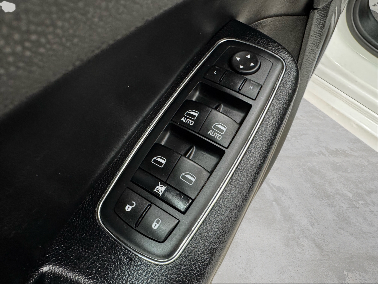 Chrysler 300 4dr Sdn 300S Alloy Edition RWD 2016