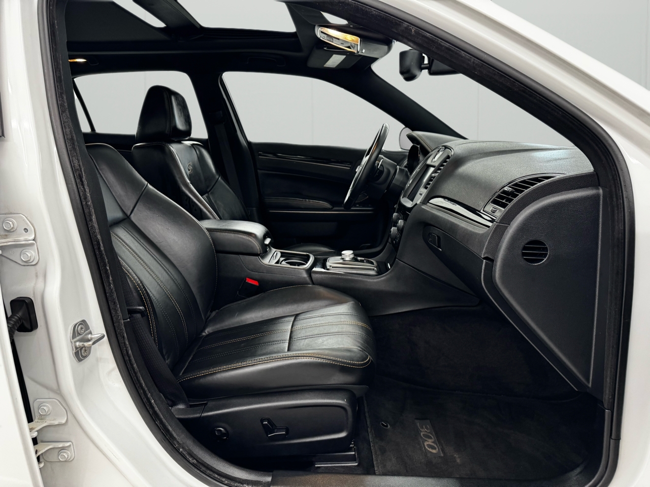 Chrysler 300 4dr Sdn 300S Alloy Edition RWD 2016