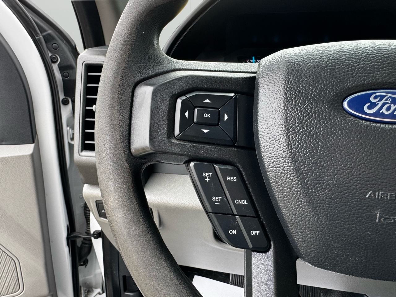 Ford Super Duty F-350 SRW XLT 4WD Reg Cab 8' Box 2022