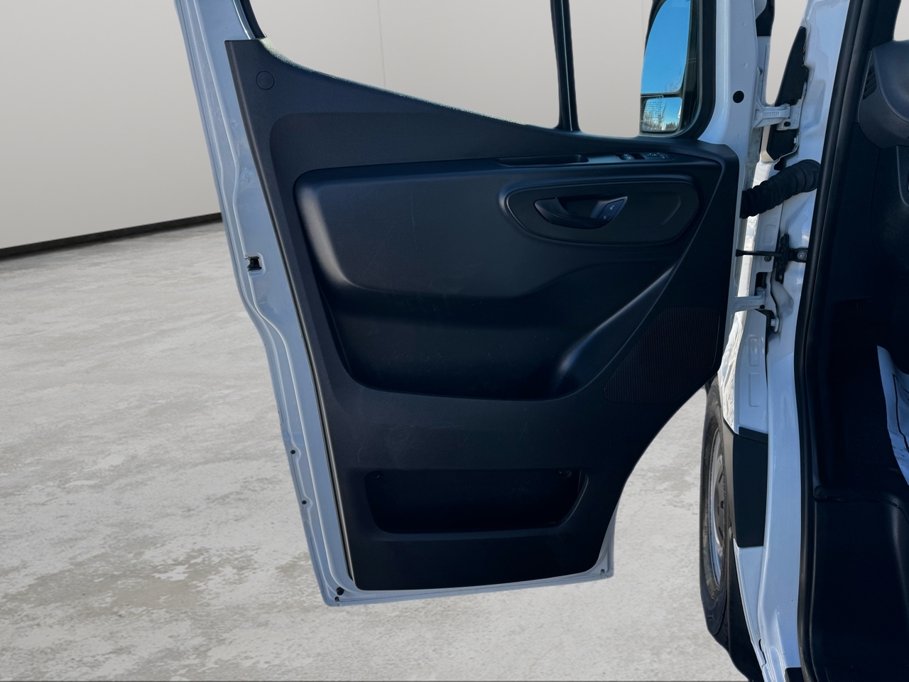 Mercedes-Benz Sprinter Cargo Van 1500 Standard Roof I4 144" RWD 2021