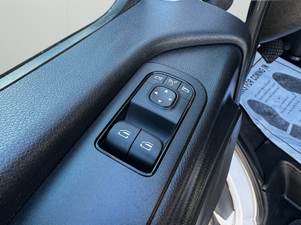 Mercedes-Benz Sprinter Cargo Van 1500 Standard Roof I4 144" RWD 2021