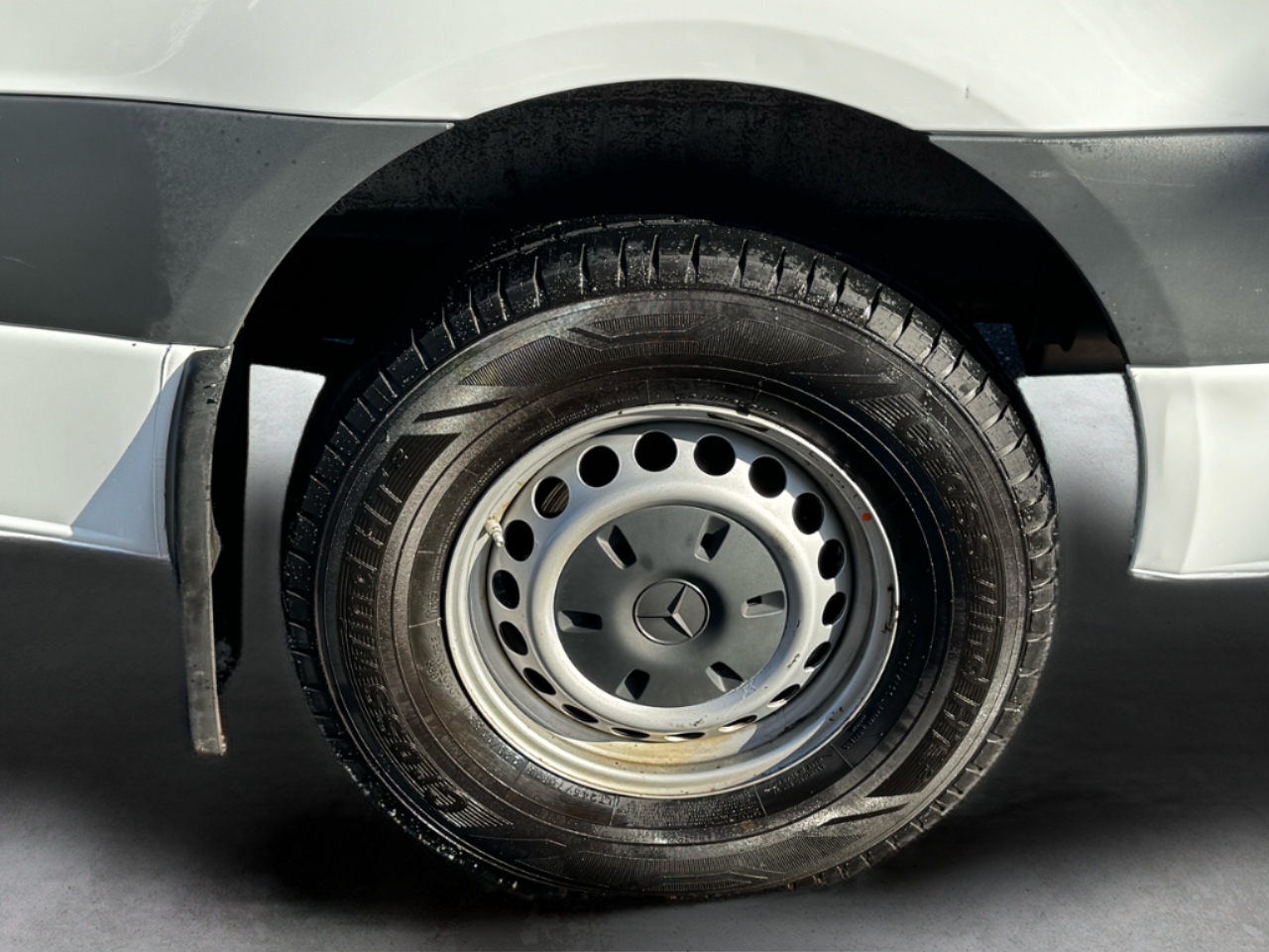 Mercedes-Benz Sprinter Cargo Van 1500 Standard Roof I4 144" RWD 2021