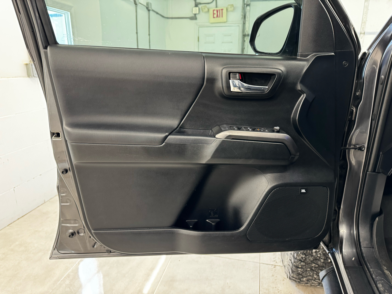 Toyota Tacoma TRD Off Road Double Cab 5' Bed V6 4x4 MT (Natl) 2017