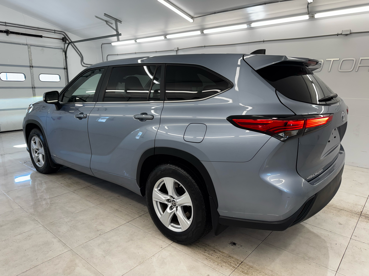 Toyota Highlander Hybrid LE AWD (Natl) 2023