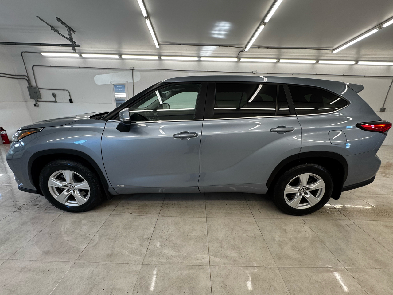Toyota Highlander Hybrid LE AWD (Natl) 2023