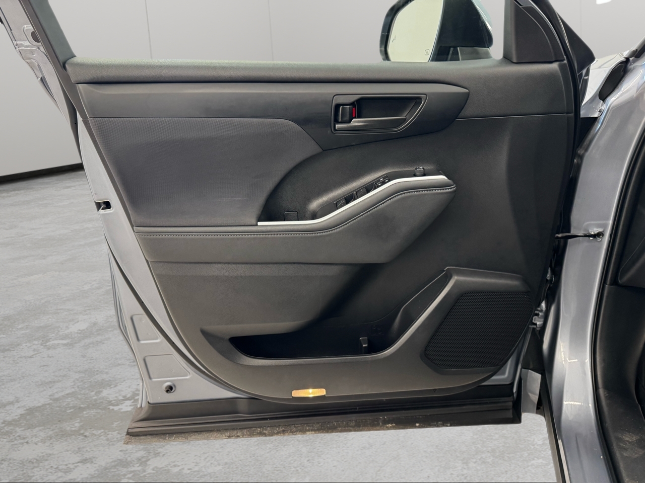 Toyota Highlander Hybrid LE AWD (Natl) 2023