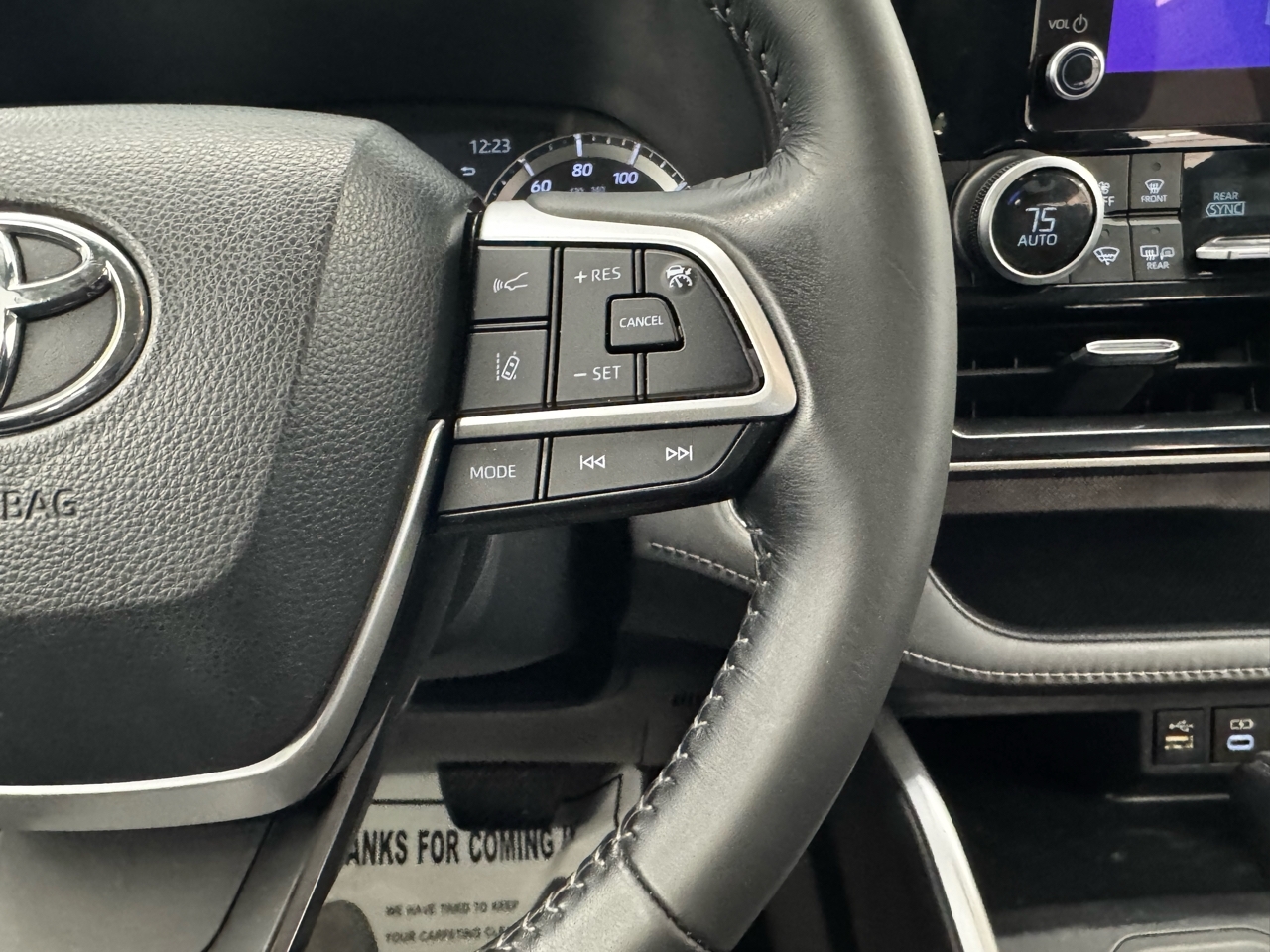 Toyota Highlander Hybrid LE AWD (Natl) 2023