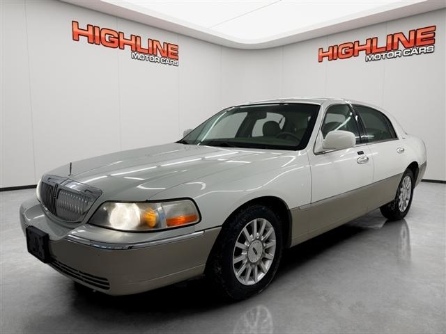 White 2006 Lincoln Town Car Signature Sedan Rear-Wheel Drive 4-Speed Automatic