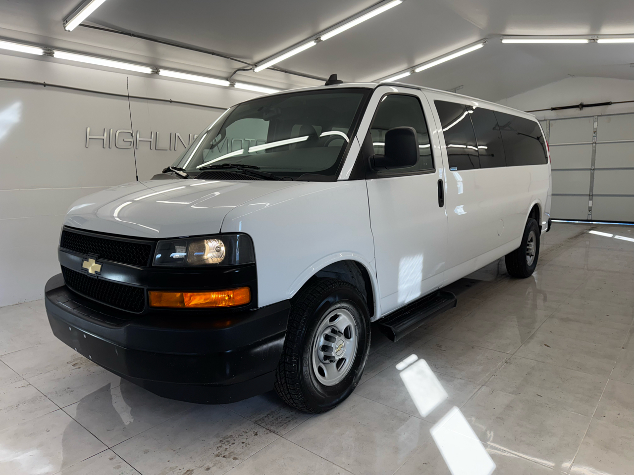 2023 Chevrolet Express Passenger RWD 3500 155" LS
