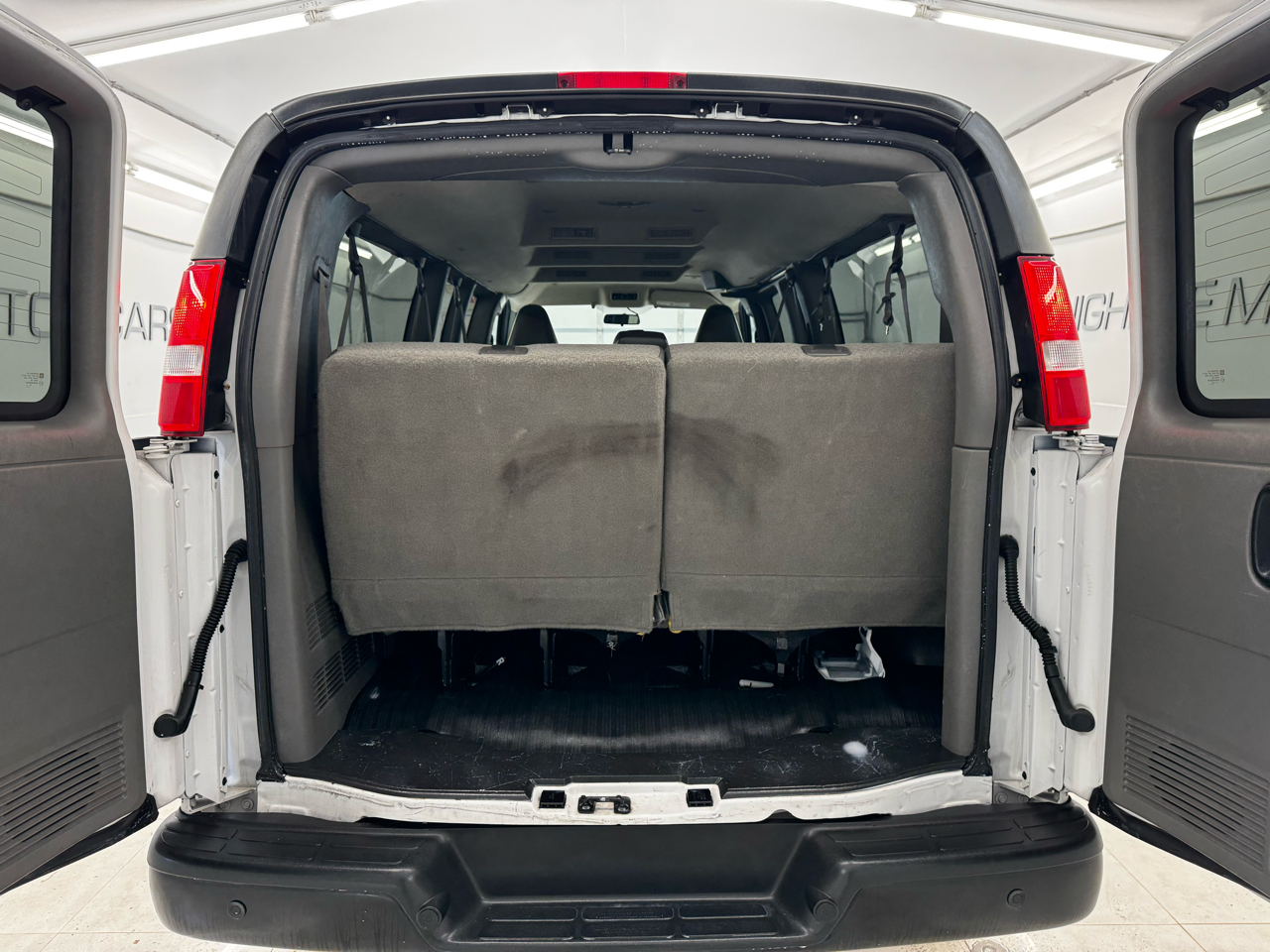 Chevrolet Express Passenger RWD 3500 155" LS 2023