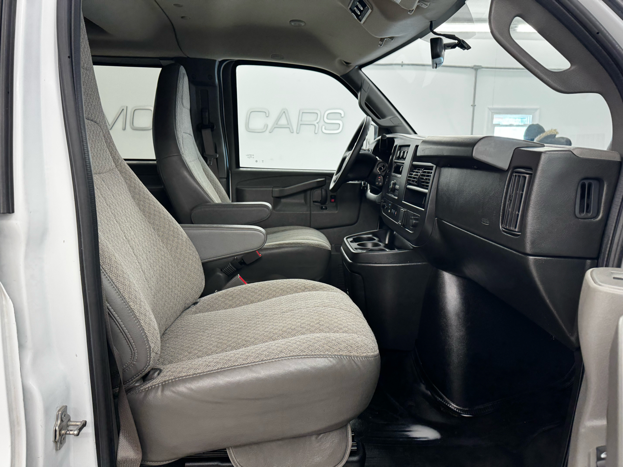 Chevrolet Express Passenger RWD 3500 155" LS 2023