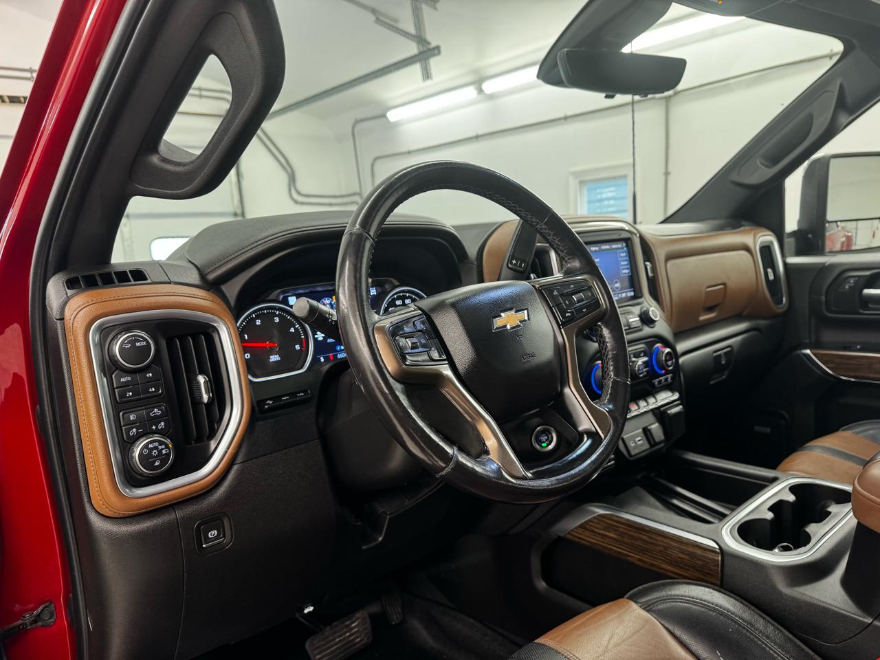 Chevrolet Silverado 3500HD 4WD Crew Cab 172" High Country 2022