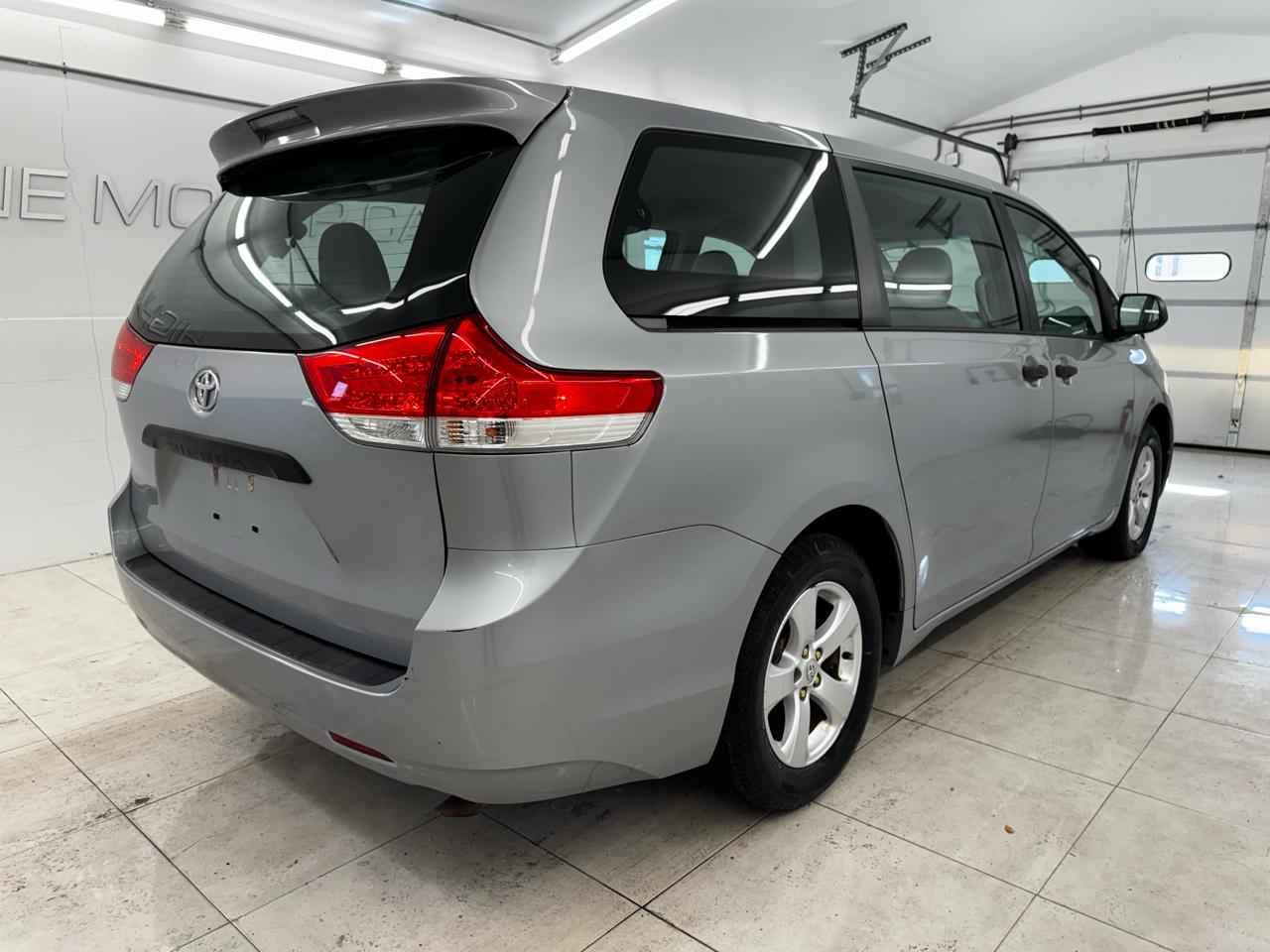 Toyota Sienna 5dr 7-Pass Van V6 L FWD (Natl) 2014