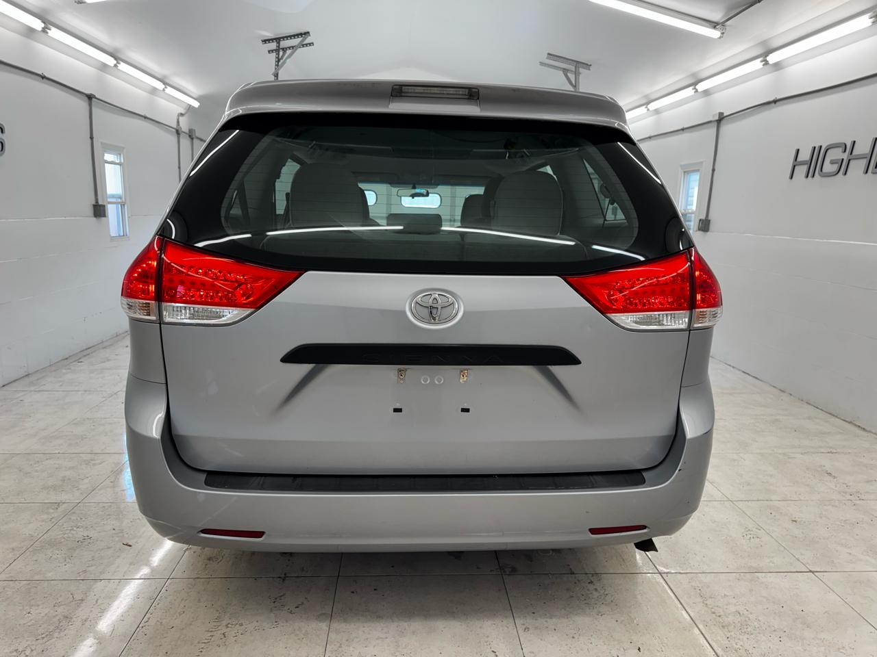 Toyota Sienna 5dr 7-Pass Van V6 L FWD (Natl) 2014