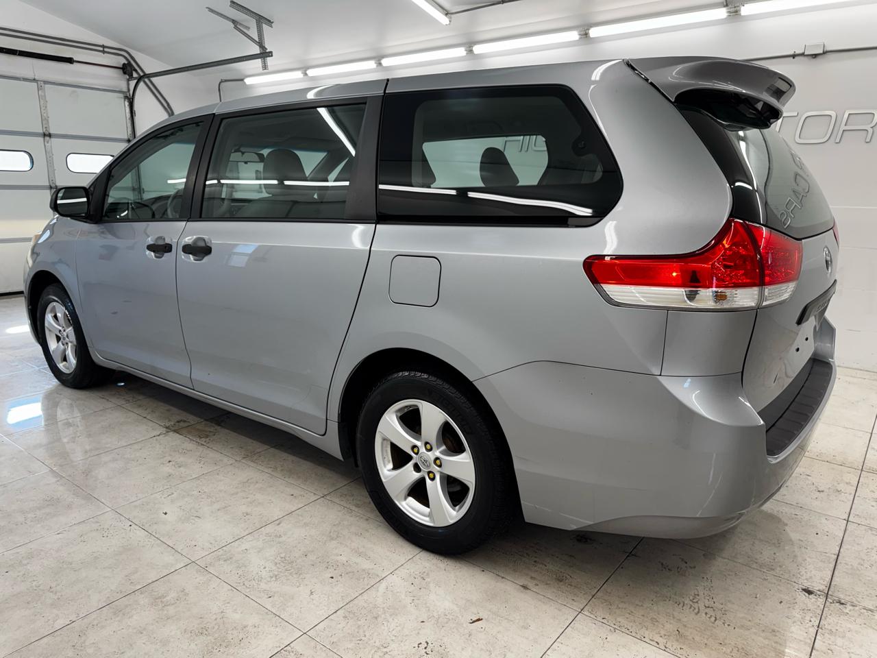 Toyota Sienna 5dr 7-Pass Van V6 L FWD (Natl) 2014