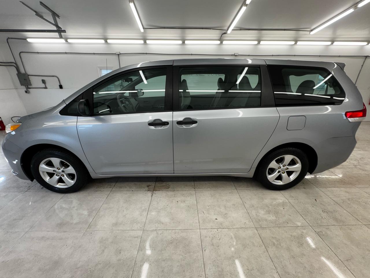 Toyota Sienna 5dr 7-Pass Van V6 L FWD (Natl) 2014