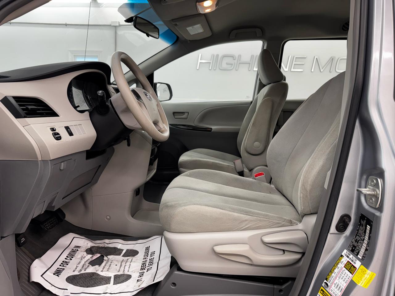 Toyota Sienna 5dr 7-Pass Van V6 L FWD (Natl) 2014