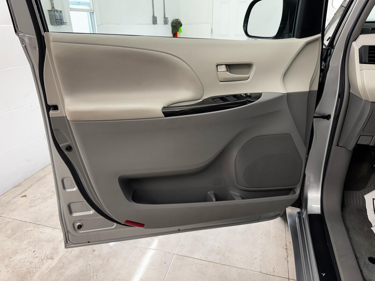 Toyota Sienna 5dr 7-Pass Van V6 L FWD (Natl) 2014