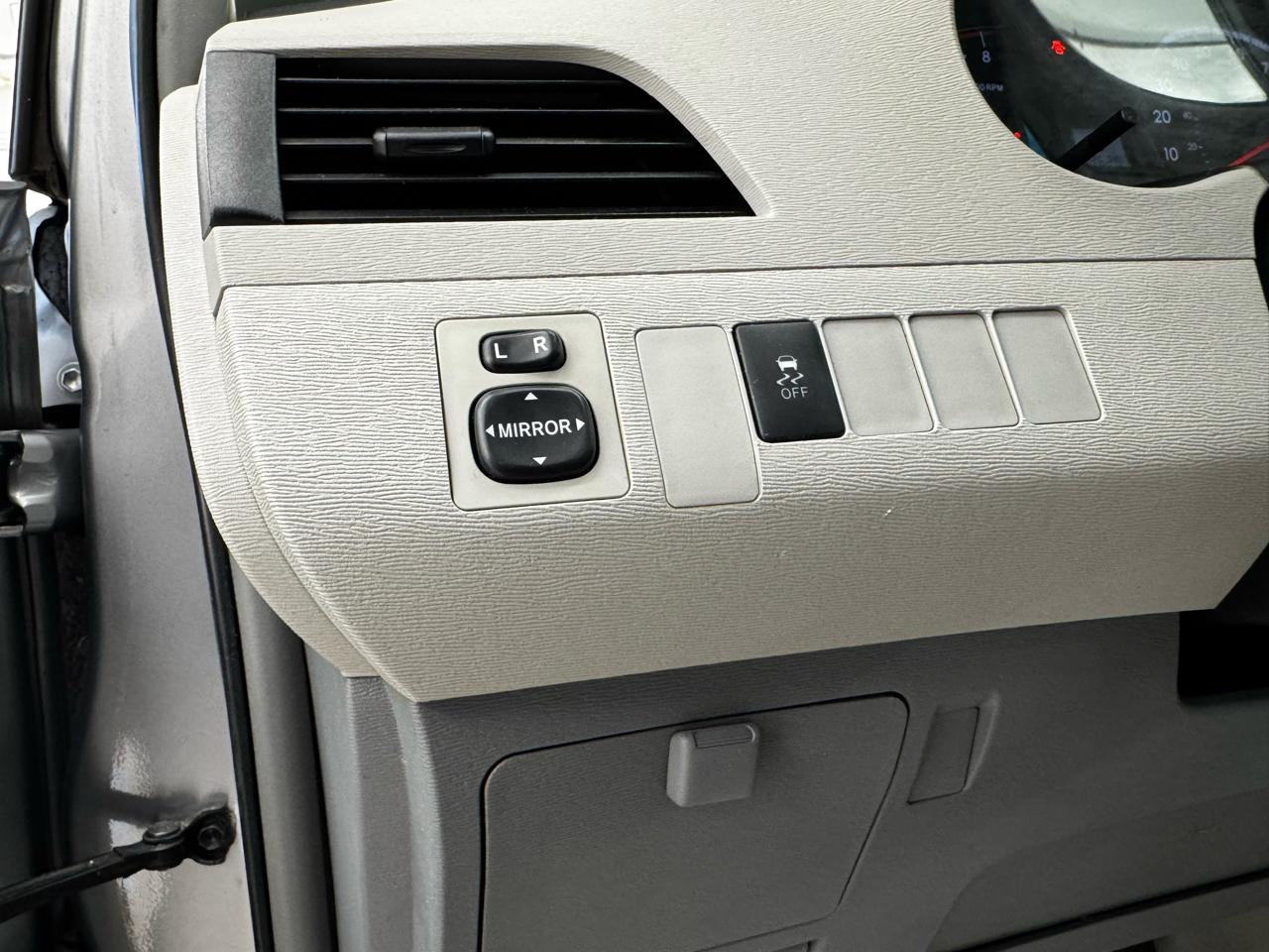 Toyota Sienna 5dr 7-Pass Van V6 L FWD (Natl) 2014