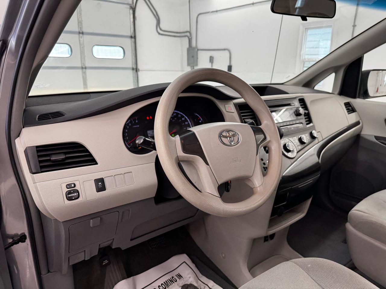 Toyota Sienna 5dr 7-Pass Van V6 L FWD (Natl) 2014