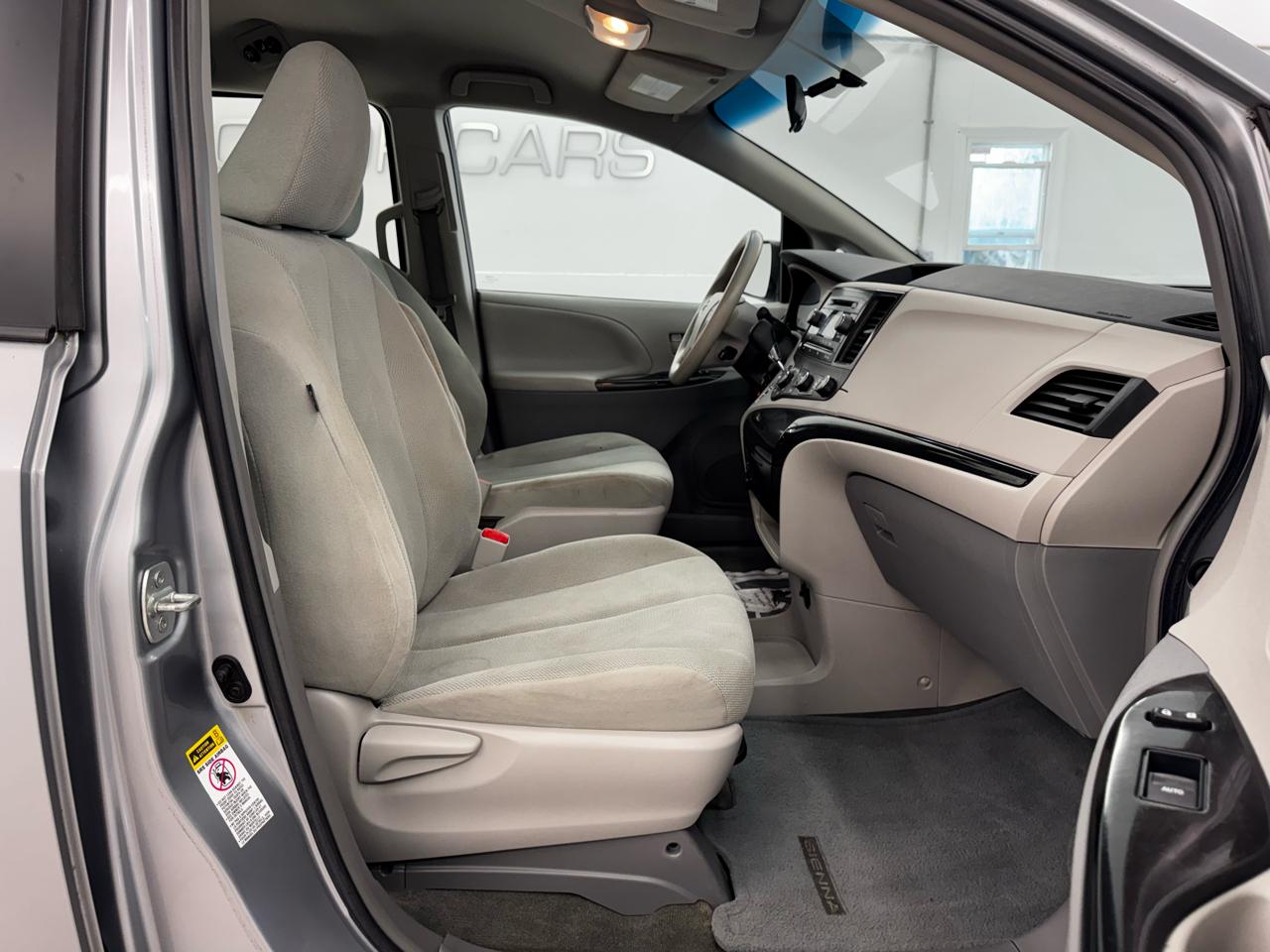 Toyota Sienna 5dr 7-Pass Van V6 L FWD (Natl) 2014