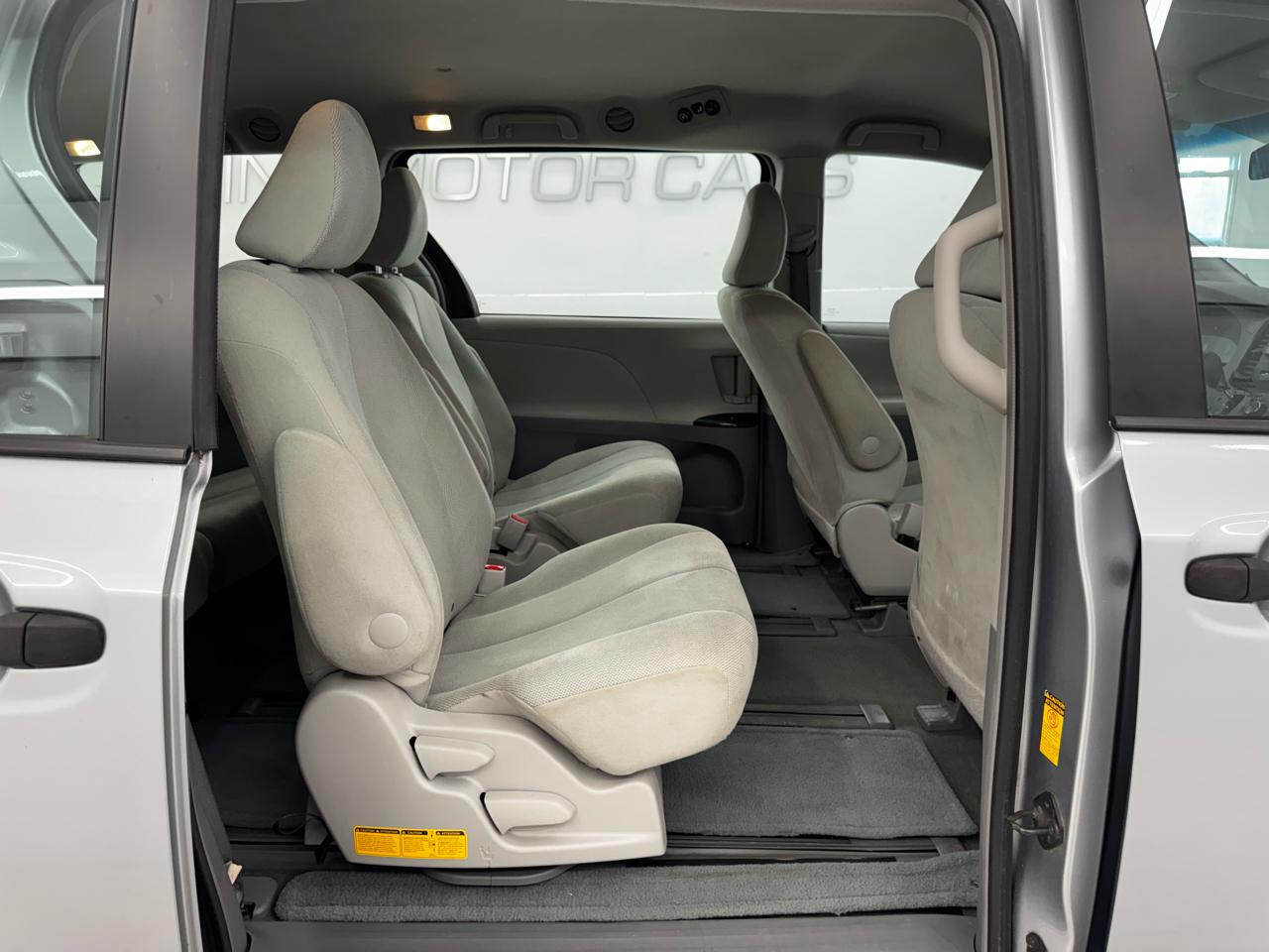 Toyota Sienna 5dr 7-Pass Van V6 L FWD (Natl) 2014