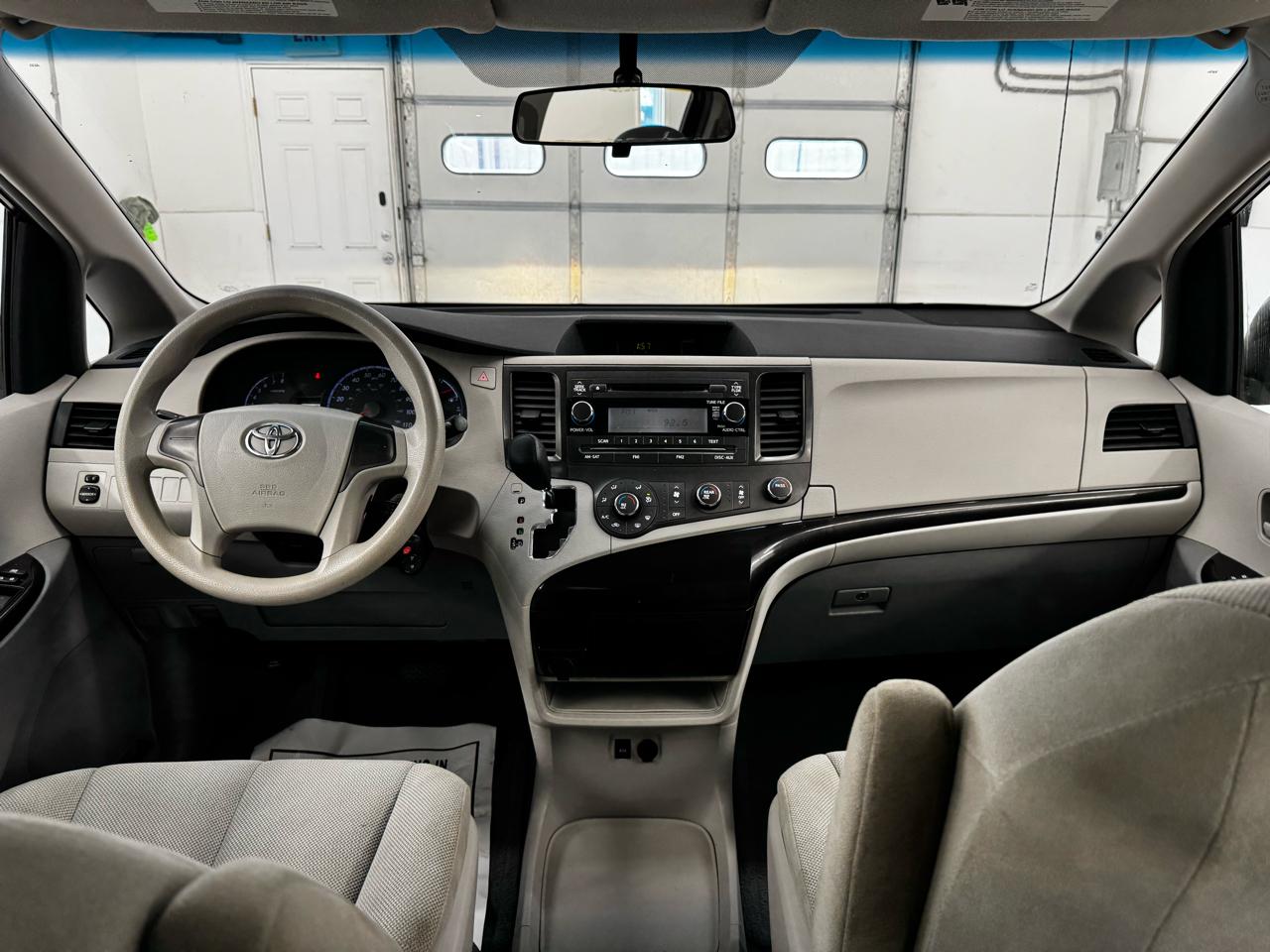 Toyota Sienna 5dr 7-Pass Van V6 L FWD (Natl) 2014