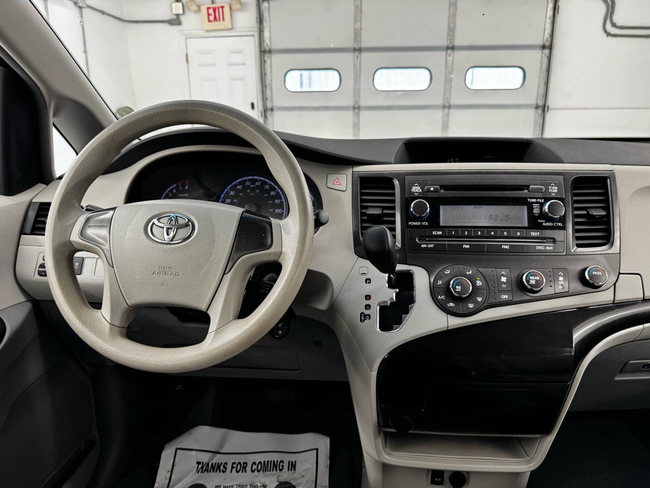 Toyota Sienna 5dr 7-Pass Van V6 L FWD (Natl) 2014