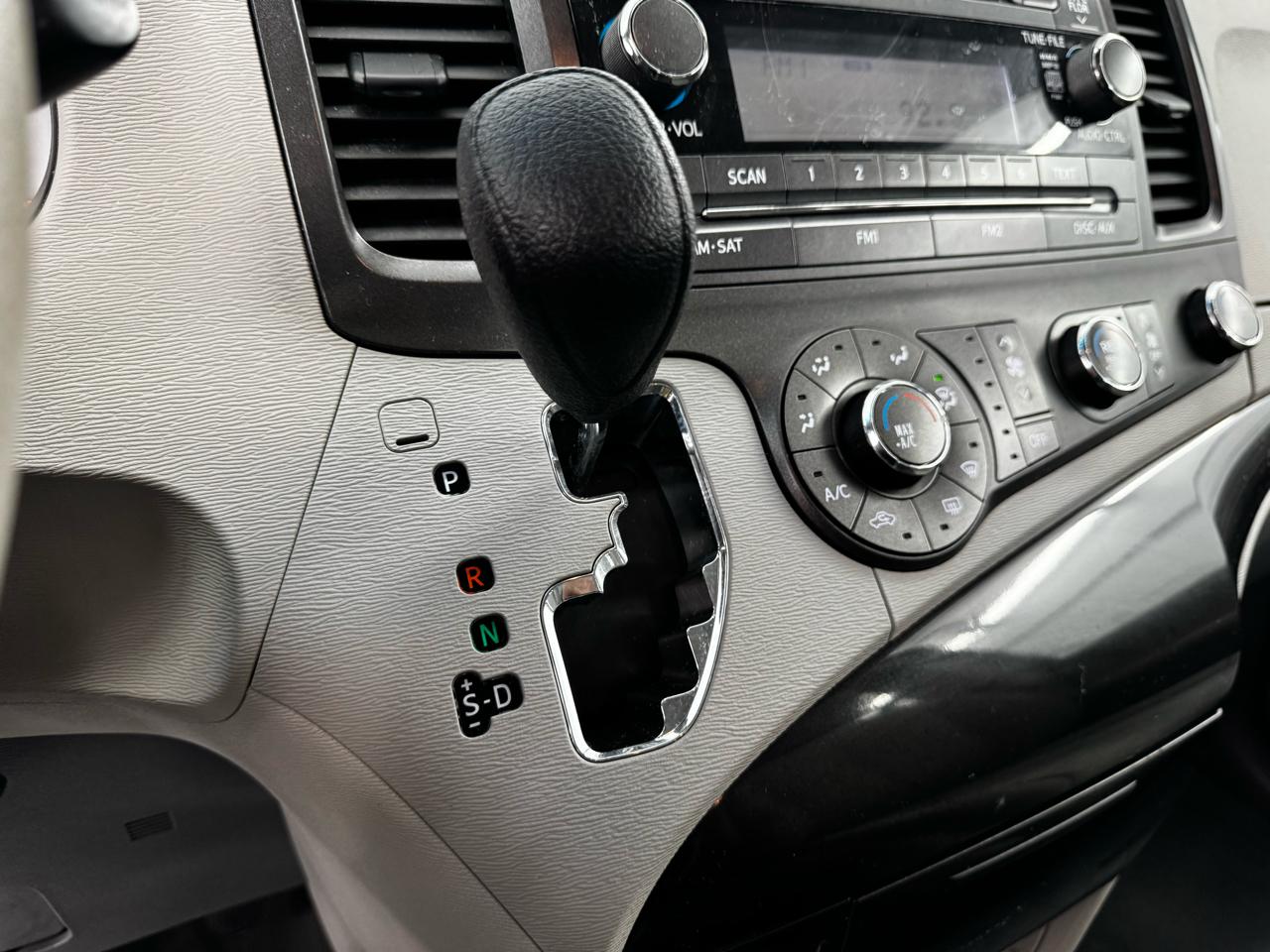 Toyota Sienna 5dr 7-Pass Van V6 L FWD (Natl) 2014