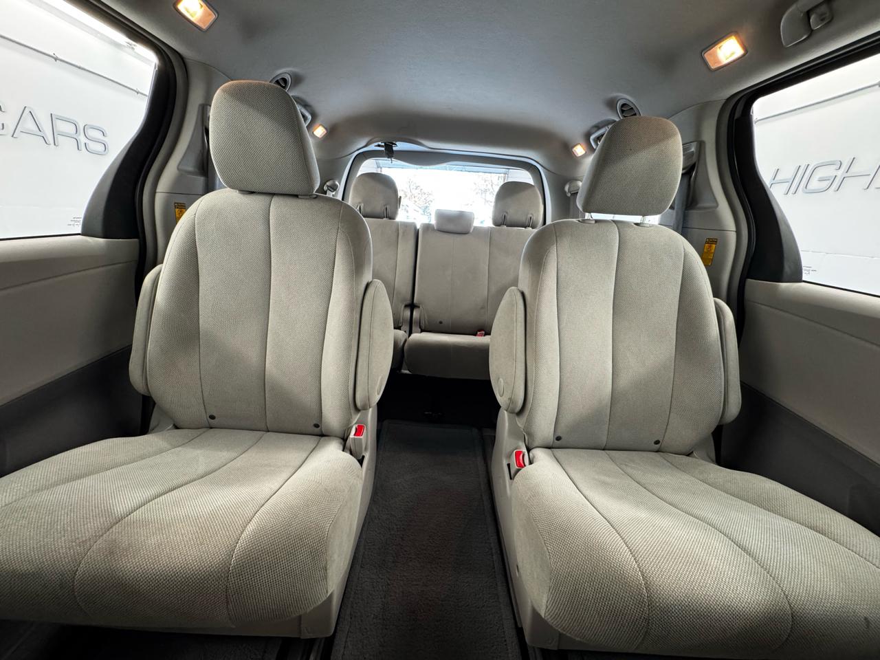 Toyota Sienna 5dr 7-Pass Van V6 L FWD (Natl) 2014