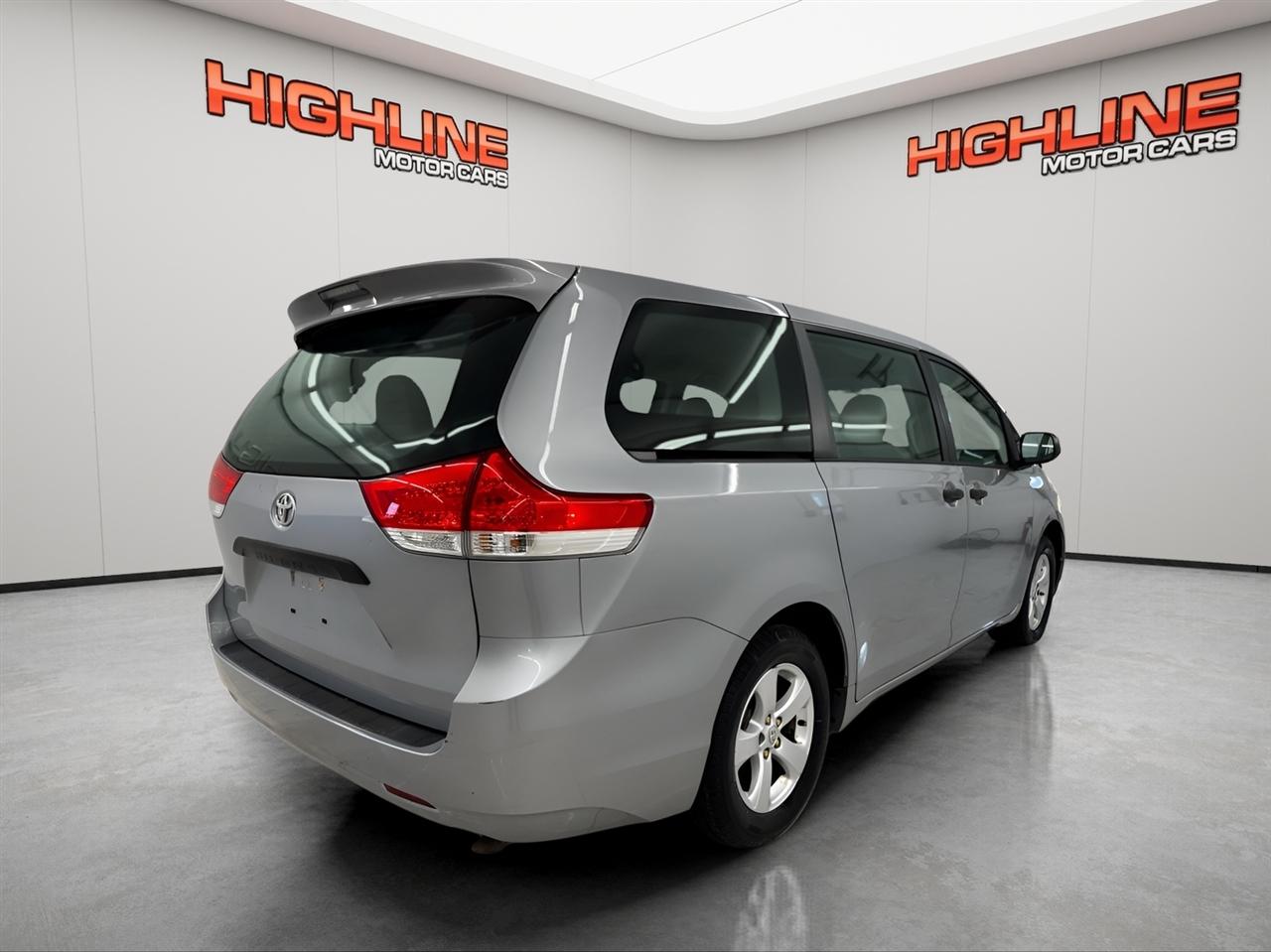 Toyota Sienna 5dr 7-Pass Van V6 L FWD (Natl) 2014