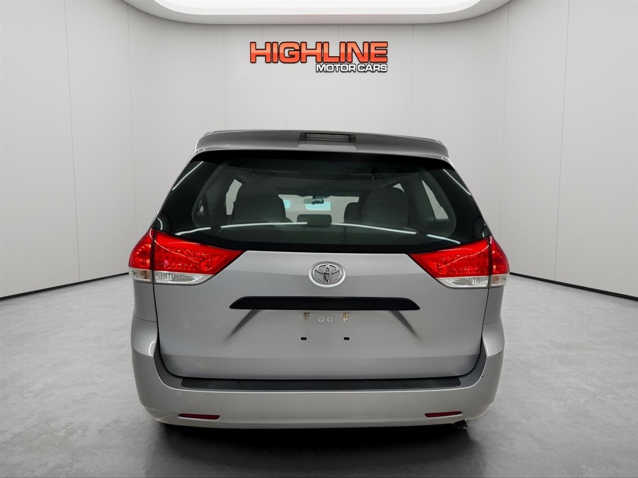 Toyota Sienna 5dr 7-Pass Van V6 L FWD (Natl) 2014