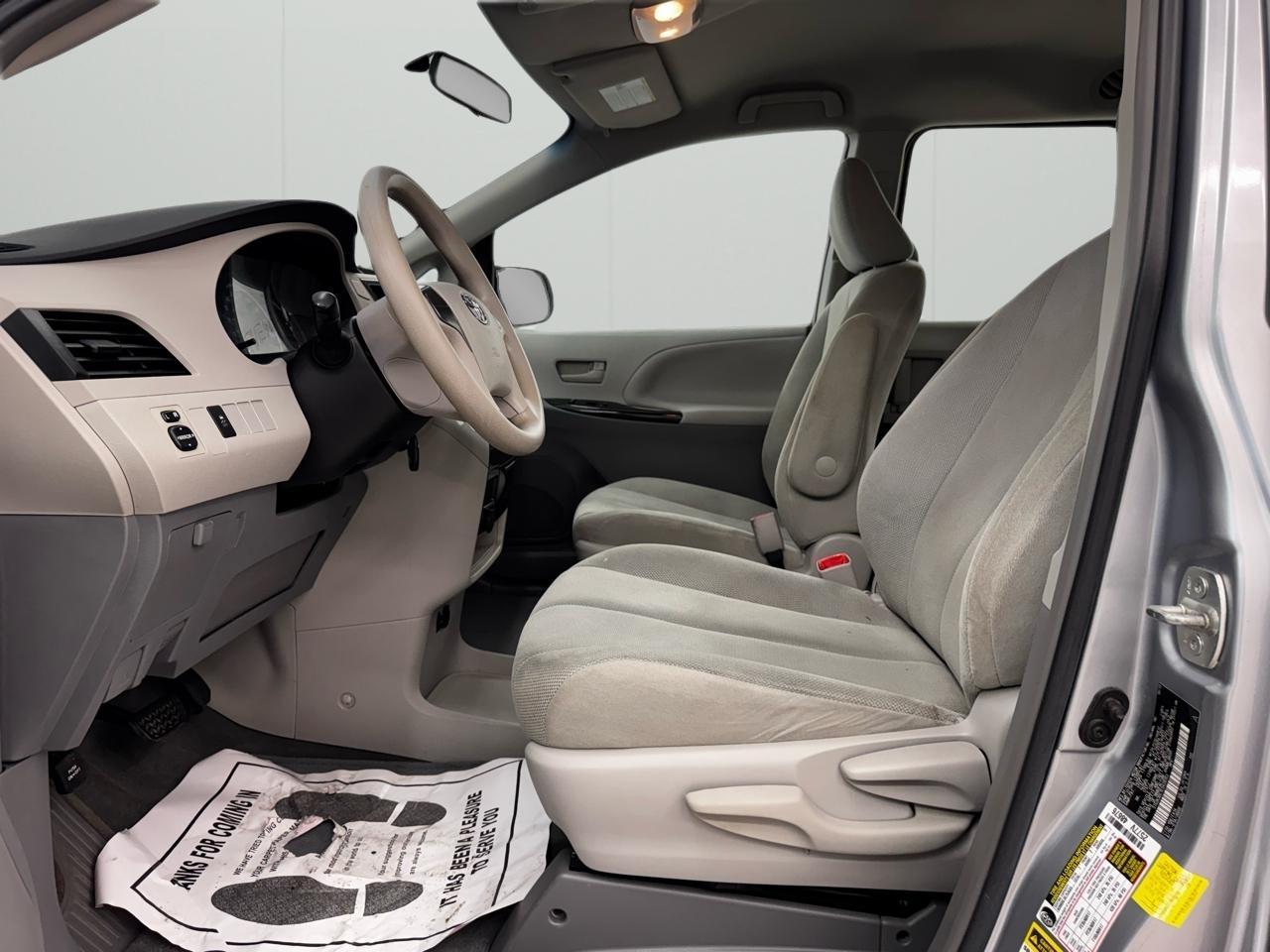 Toyota Sienna 5dr 7-Pass Van V6 L FWD (Natl) 2014